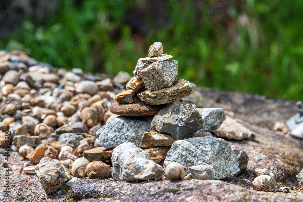Steine in Balance - Pyramidenförmiger Steinhaufen Steine in Balance - Pyramidenförmiger Steinhaufen