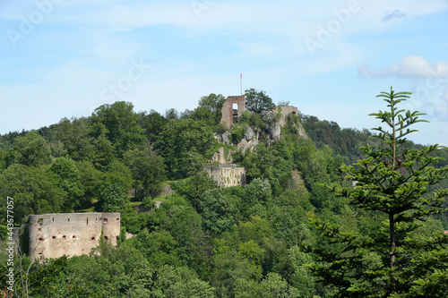 Foto château de Ferrette, château fort médiéval de Ferrette dans le Sundgau Alsacien