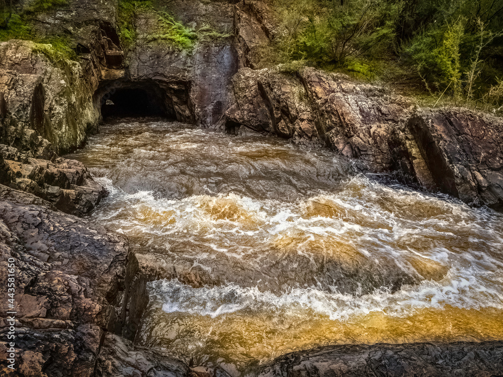 Obraz premium Winter Fast Water Tunnel