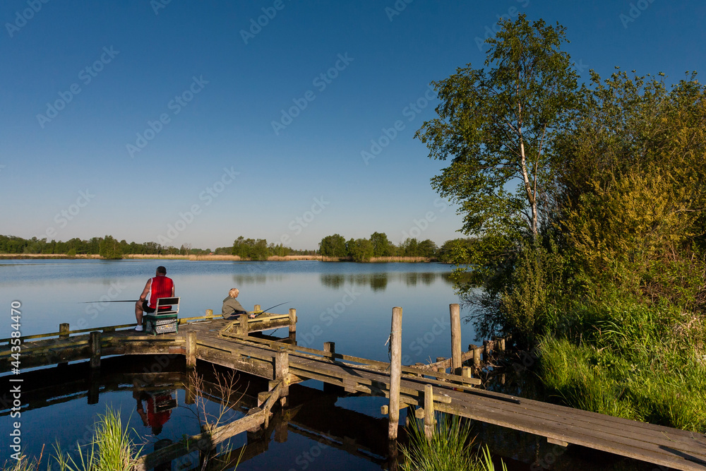 Vissers op steiger, Fishers at landing stage