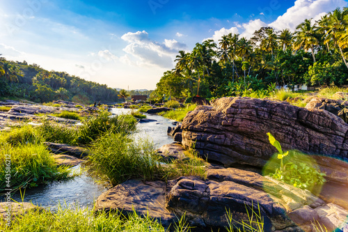 Foto Aruvikarai or Aruvikkara water fall near Nagercoil, Kanyakumari, Tamil Nadu India