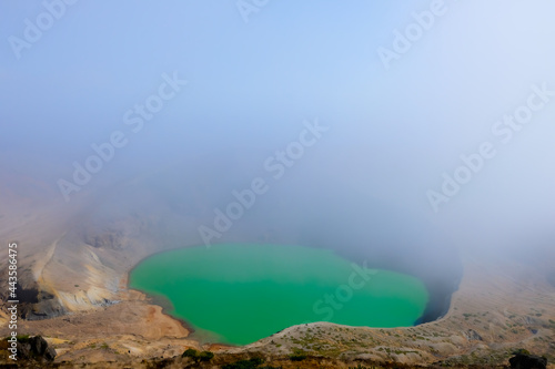 雲の中のカルデラ湖