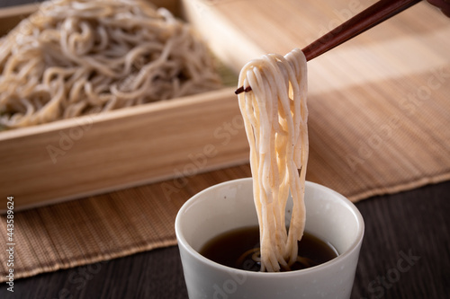 Obraz na płótnie 日本のざるそばを食べる