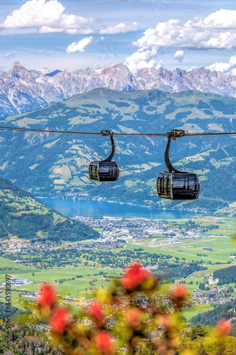 Schilderij op canvas Panoramatic modern Cable cars against town of Zell am See  in the Zell am See-Ka