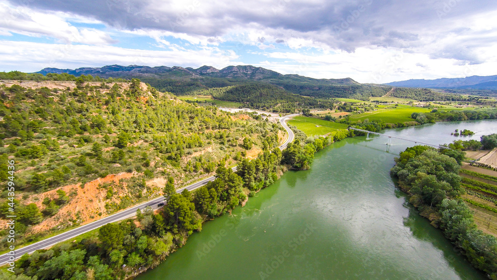 Obraz premium aerial views of the ebro river with boats and villages