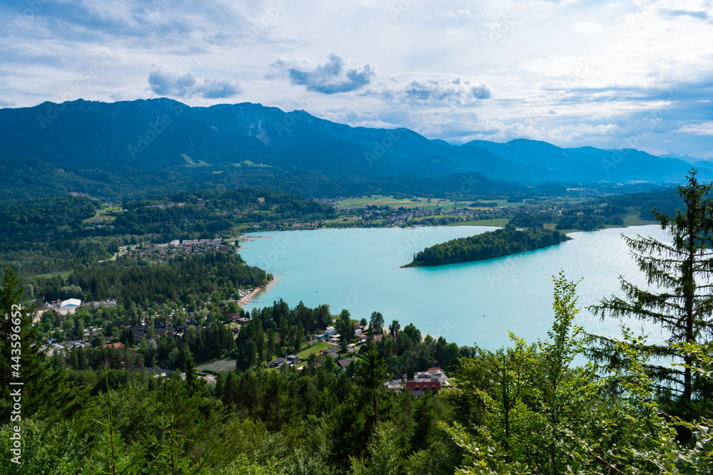 Obraz premium Scenic view of Faaker See with the Austrian Alps in the background, Drobollach, Carinthia, Austria