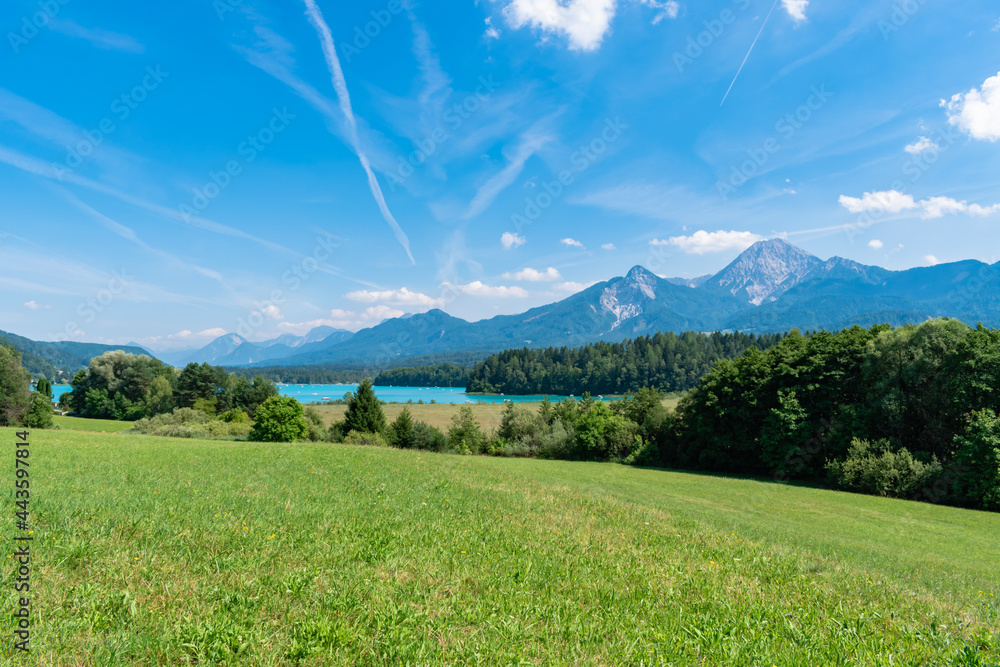 Obraz premium Scenic view of Faaker See with the Austrian Alps in the background, Drobollach, Carinthia, Austria