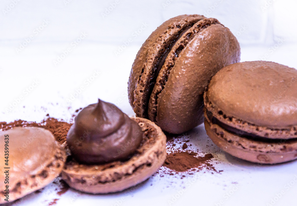 Biscoito Macaron chocolate e recheio aparente para postar com fundo / Macaron Cookie to post with background Biscoito Macaron chocolate e recheio aparente para postar com fundo / Macaron Cookie to post with background