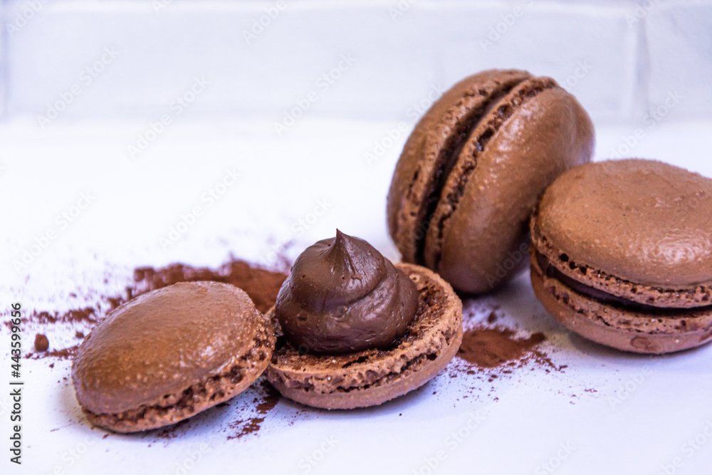 Biscoito Macaron chocolate e recheio aparente para postar com fundo / Macaron Cookie to post with background Biscoito Macaron chocolate e recheio aparente para postar com fundo / Macaron Cookie to post with background