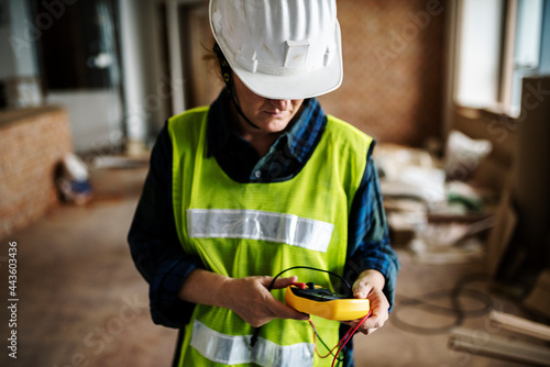 Cuadro en lienzo Eletrician working house repair installation