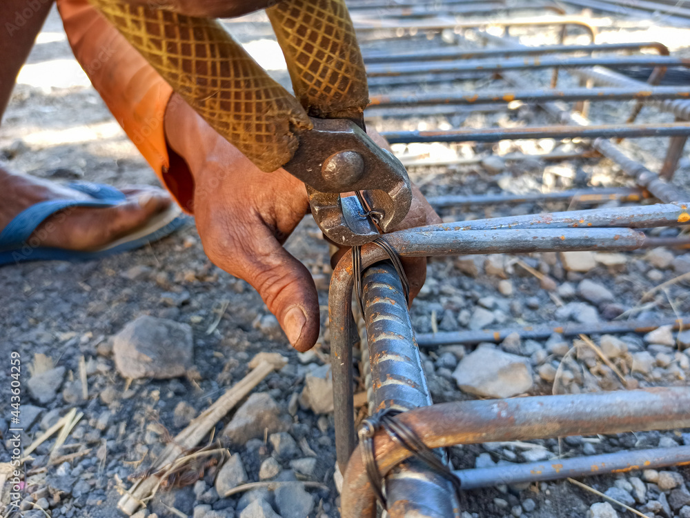 Obraz premium the process of ironing the column using iron ropes and clamps