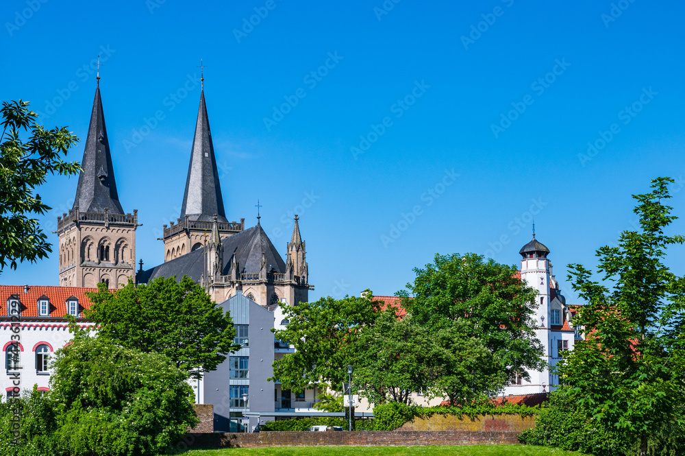 Stadtansicht von Xanten am Niederrhein (Deutschland) mit altem Rathaus, St. Viktor Dom und der Karthaus
