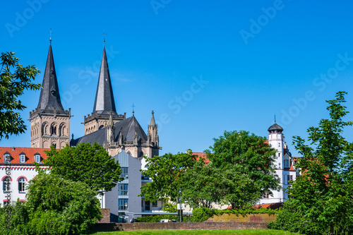 Obraz na płótnie Stadtansicht von Xanten am Niederrhein (Deutschland) mit altem Rathaus, St. Viktor Dom und der Karthaus w salonie