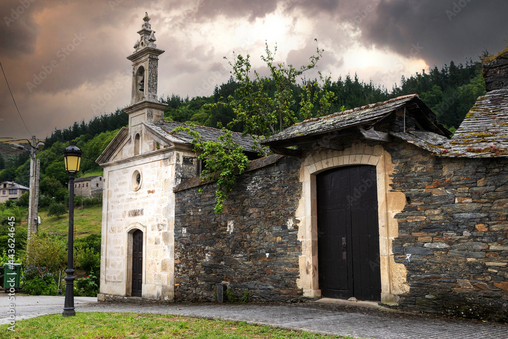 Pesoz, un pueblo turístico y típico del occidente de Asturias