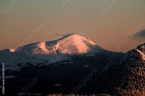 Принти на полотні magnificent view of mountain with snow-capped peaks against the sky at sunrise