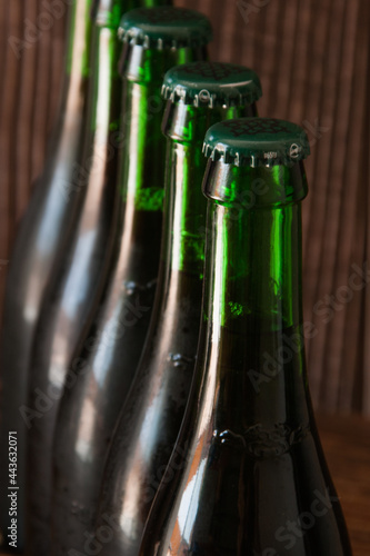Varias botellas juntas en primer plano