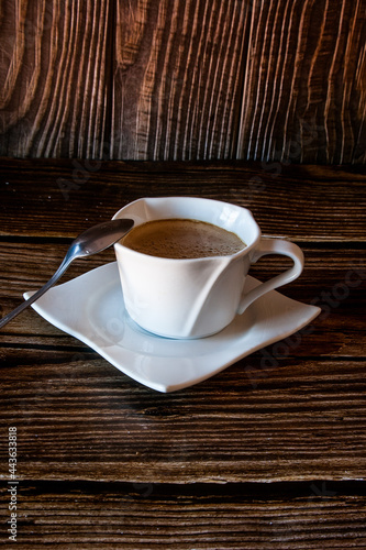 Taza de cafe sobre una mesa de madera
