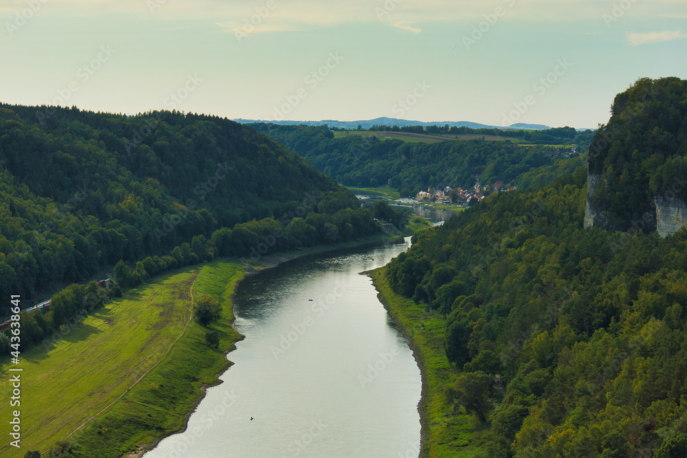 Obraz premium Weiter Blick über den Elbbogen auf die Stadt Wehlen, Flusslandschaft im Nationalpark Sächsische Schweiz, Stadt Wehlen, Landkreis Sächsische Schweiz-Osterzgebirge, Sachsen, Deutschland