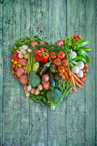 Herz aus Gemüse. Veganer Essen auf retro vintage Holz Hintergrund