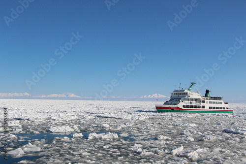 流氷と砕氷船 photo