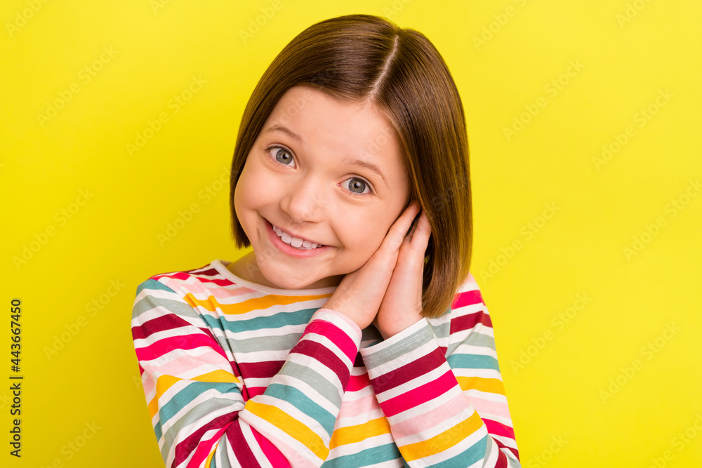 Photo portrait little girl in with bob hairstyle smiling going to sleep isolated vibrant yellow color background Photo portrait little girl in with bob hairstyle smiling going to sleep isolated vibrant yellow color background