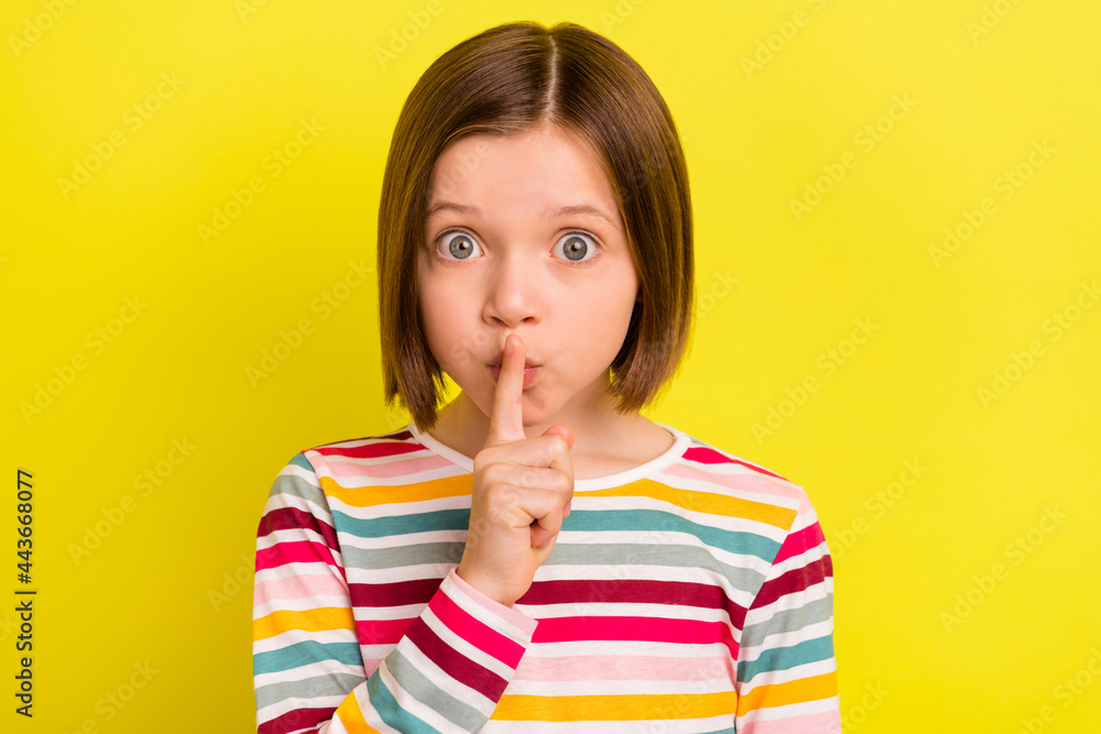 Photo portrait little girl in with bob hairstyle gossiping keeping secret isolated vivid yellow color background Photo portrait little girl in with bob hairstyle gossiping keeping secret isolated vivid yellow color background