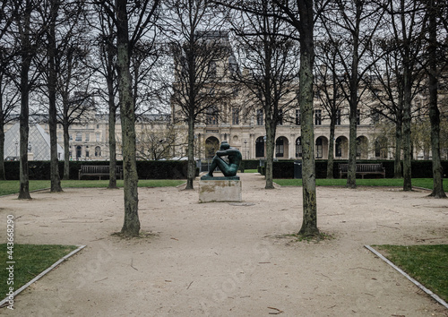Paris Woman Estatue photo