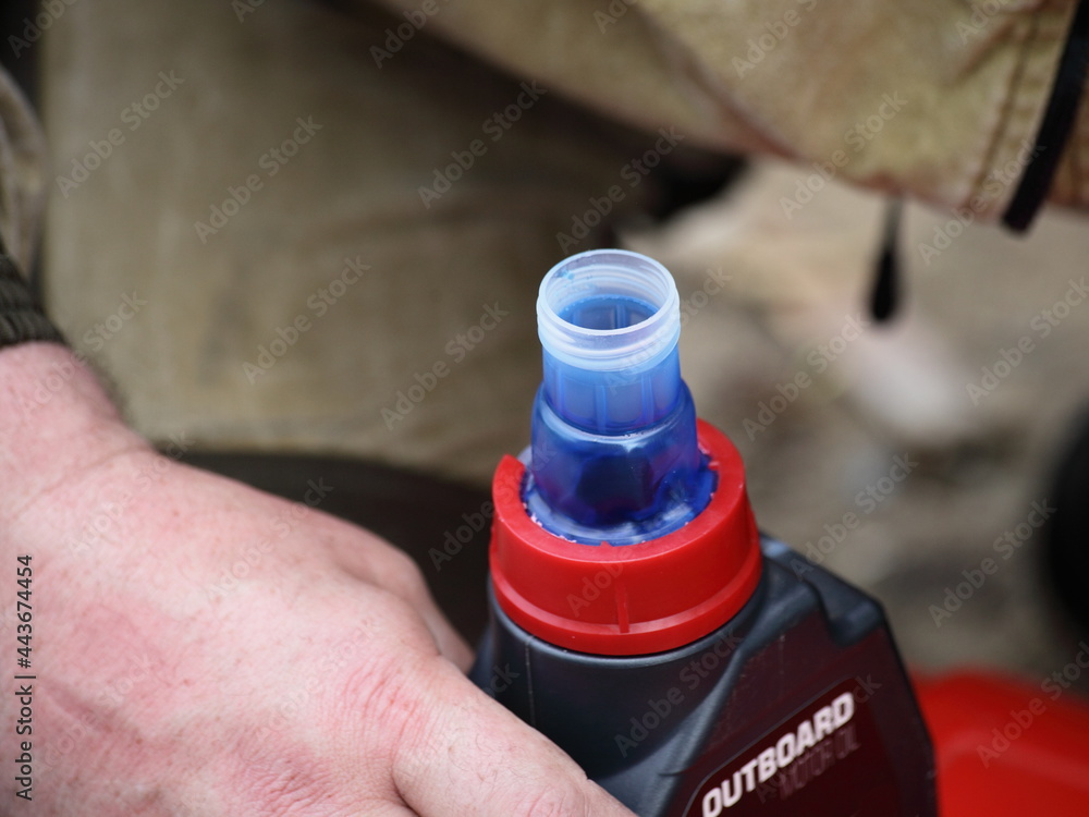 Foto de Special 2T motor oil can for twostroke engines outboard boat motor with inscription