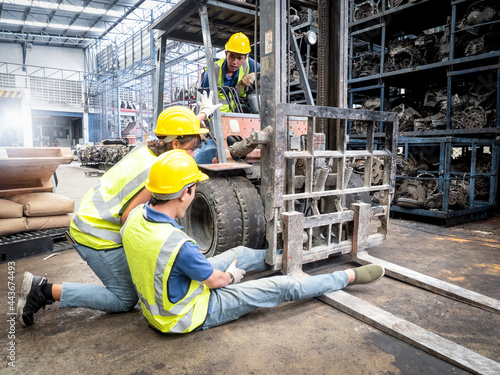 Female workers are banning cargo drivers from continuing to drive due to an accident, a male worker's leg gets stuck in a forklift's wheel while working inside an auto-parts warehouse.
