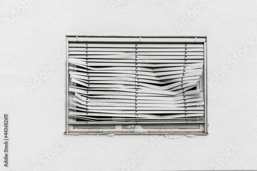 Zerstörte Jalousie an einem Fenster