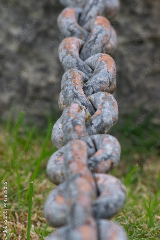 Cadena de hierro. Eslabones con herrumbre.
