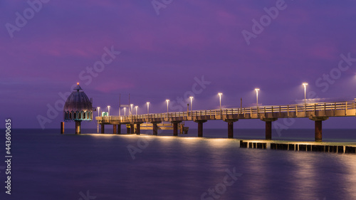 Zingst – Seebrücke mit Tauchglocke zur Blauen Stunde
