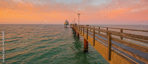 Zingst – Seebrücke mit Tauchglocke bei Sonnenuntergang