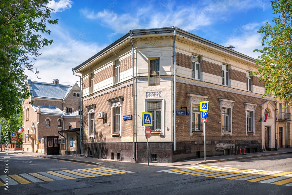 The building of the Consulate of Tajikistan in Skatertny lane in Moscow. Inscription: Maly Rzhevsky lane, Skatertny lane