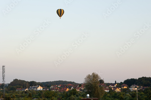 Lot balonem, lot nad miastem, balon w powietrzu, balon, lato 2021, Kolorowy balon © Dawid
