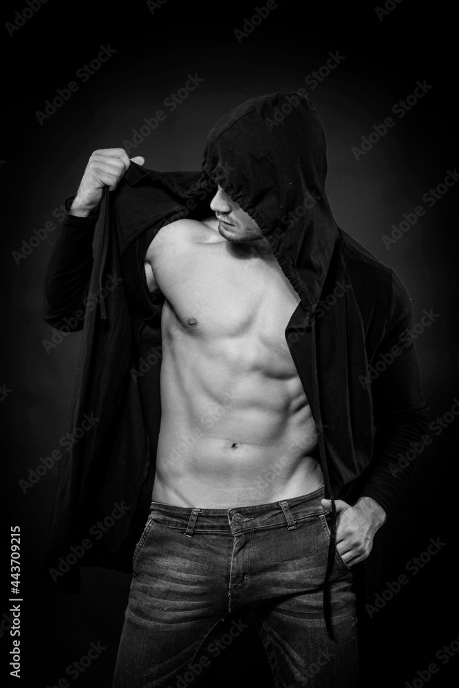 Obraz premium Mysterious strong man with black sweatshirt