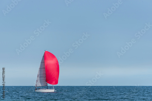 Segelboot auf der Ostsee bei Eckernförde, Schleswig-Holstein, Deutschland