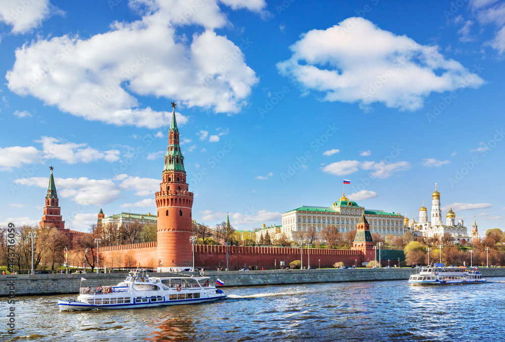 Obraz premium Towers and temples of the Kremlin and pleasure ships on the Moskva River in Moscow