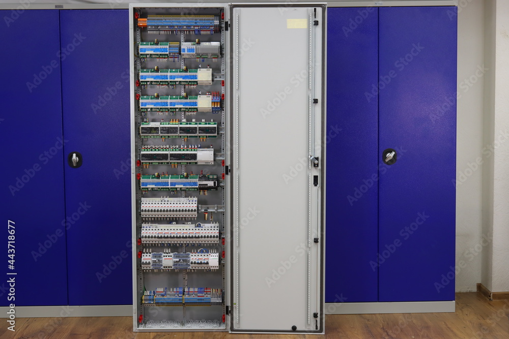 Installation of an electrical panel with difautomatics and automatic protection devices on a metal frame with flexible wires.