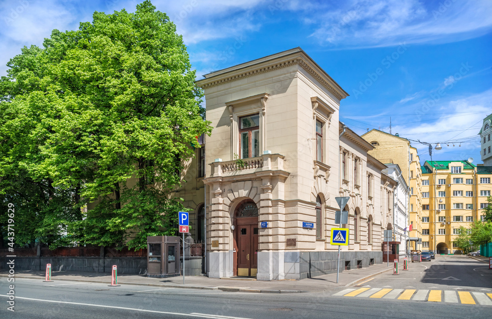 The building of the Ponizovsky mansion (the Afghan embassy) on Povarskaya street in Moscow. Caption: Skatertny lane