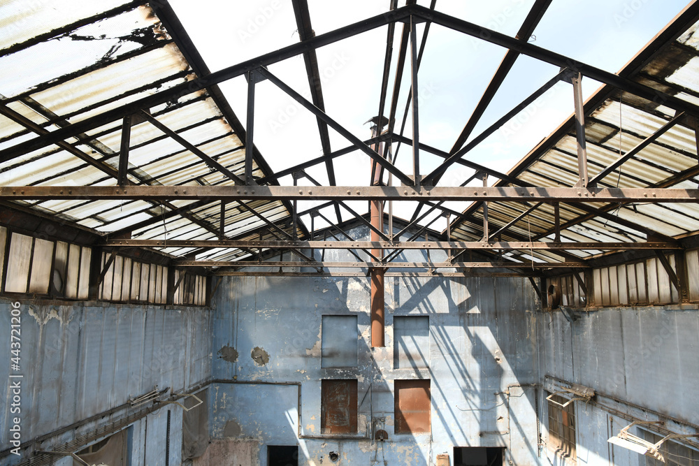 Obraz premium Abandoned house for renovation. Abandoned old house. Ruined old house.