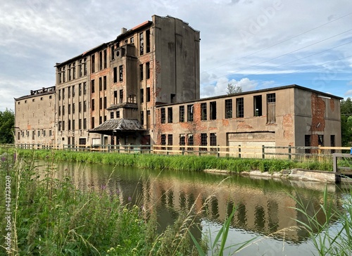 Altes zerfallenes Fabrikgbäude am kanal