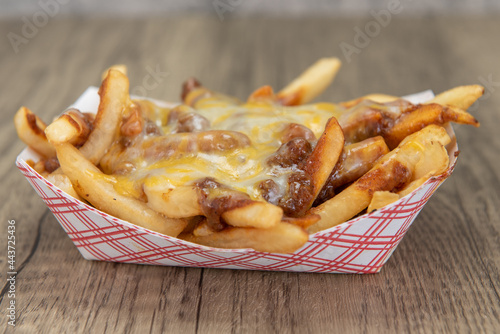 Foto Melted cheese smothers this entire boat of chile cheese french fries as a very filling side dish