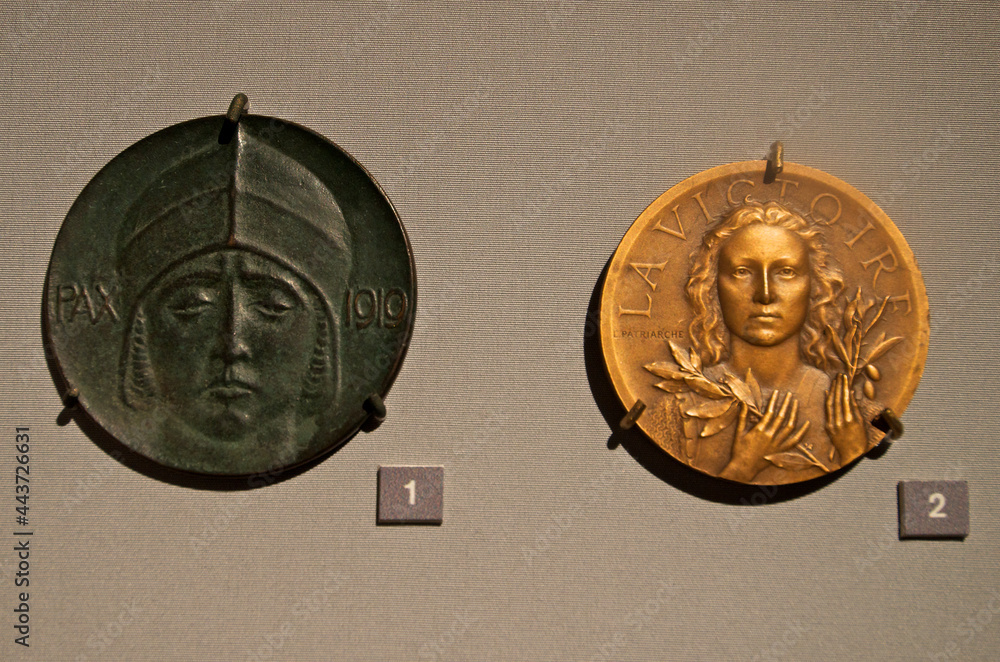 Peace and Victory Medals from 1919. Peace (pax) by Erzsébet Esseö