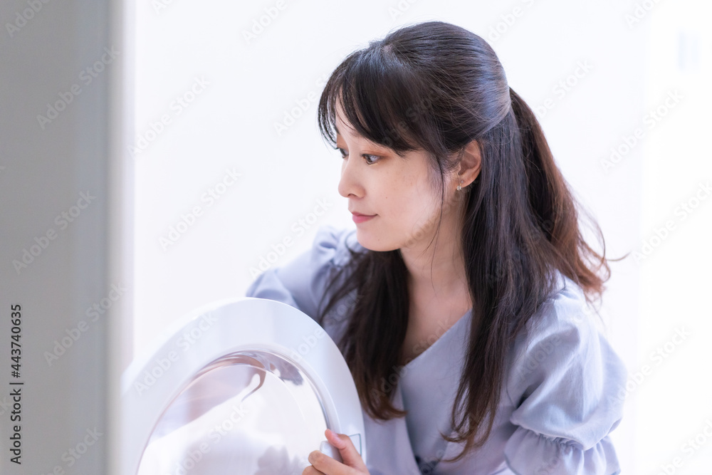 洗濯をする若い女性 洗濯をする若い女性