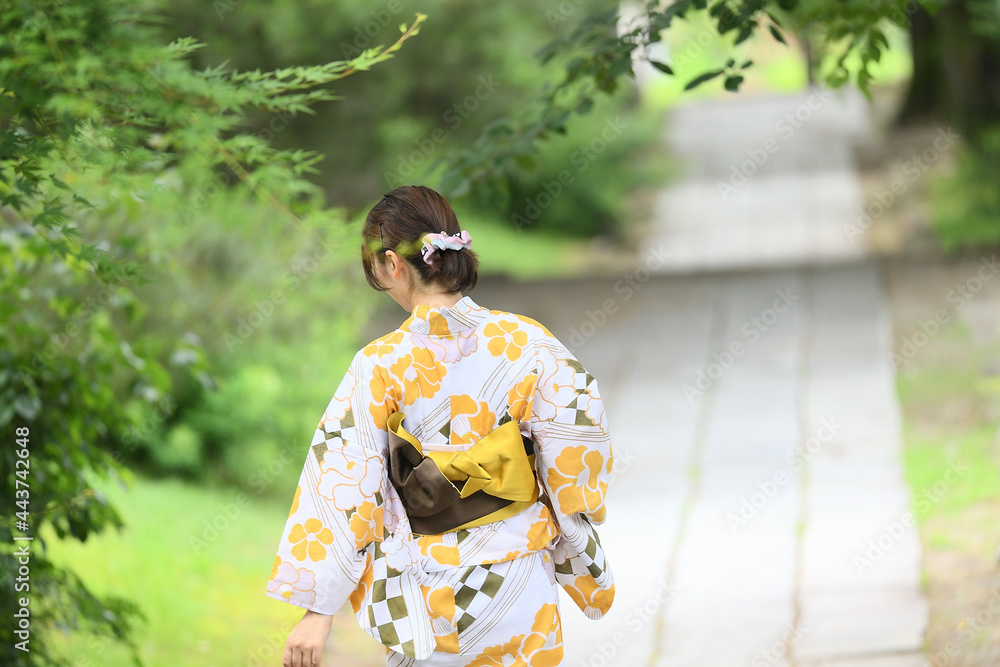 Fototapeta premium 温泉街を歩く浴衣姿の女性