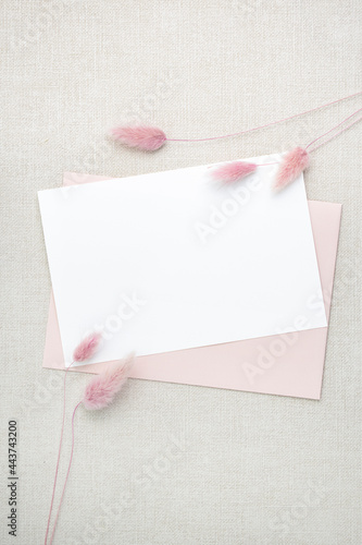 린넨배경에 분홍색 카드 목업