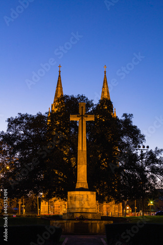 オーストラリア 夕暮れ時のアデレードのセント・ピーターズ大聖堂