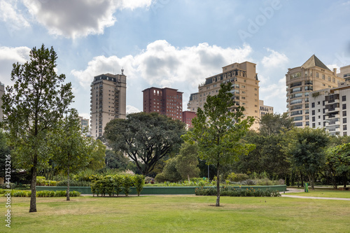 Natureza do parque do Povo em São Paulo em região nobre da cidade, próximo a alguns prédios de luxo