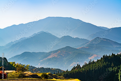 朝の馬籠より恵那山方面を見る